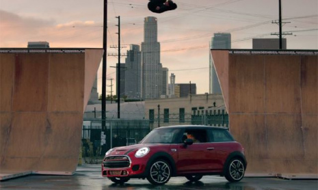 Тони Хоук и Герлен Чичери забавляются с новым MINI JCW